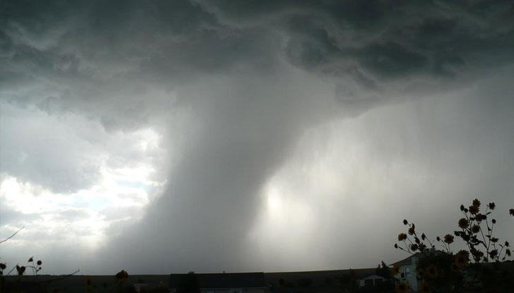 Стихията бушува до градския плаж на СакиДнес преди обяд над