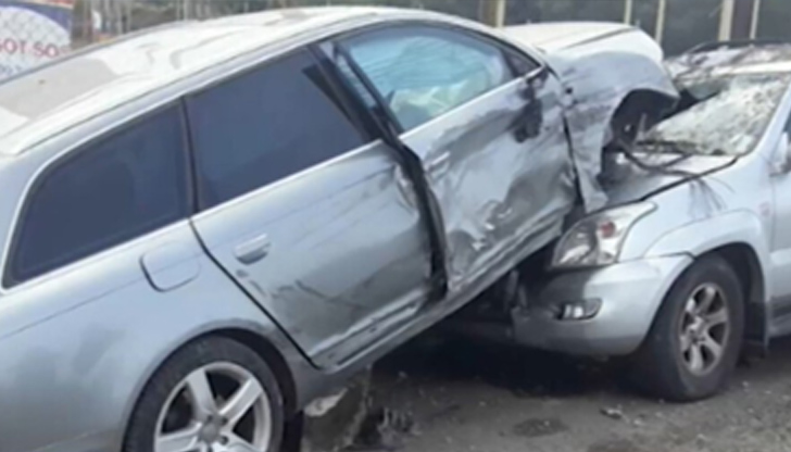 Според очевидец автомобилът се е движил с най-малко 100 км/ч