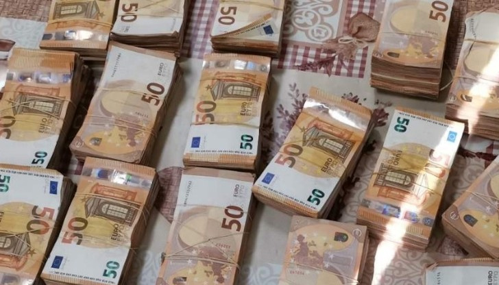 Недекларирани 210 000 евро откриха митнически служители на ТД Митница