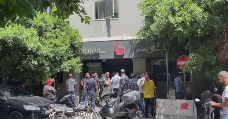 Въоръжен с пушка ливанец нахлу в банка в Бейрут и