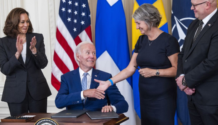 Американският президент Джо Байдън подписа документите за ратификация на членството