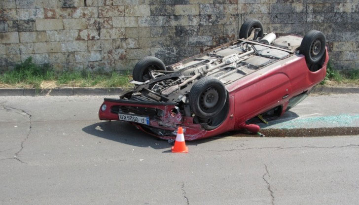 Лек автомобил &bdquo;Рено Меган&ldquo; се обърна по таван при катастрофа