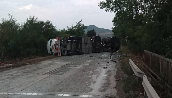 Възрастен мъж и две деца, пострадали при катастрофата край село