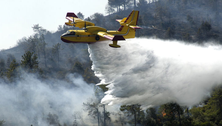Голям пожар избухна между два манастира в Света гораЗаплашен е