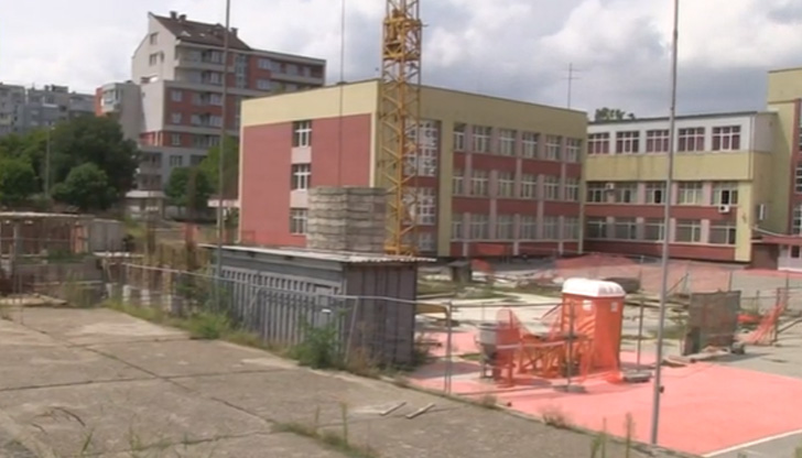 Прекратяват договора за басейна в СУ Васил ЛевскиДоговорът за изграждането