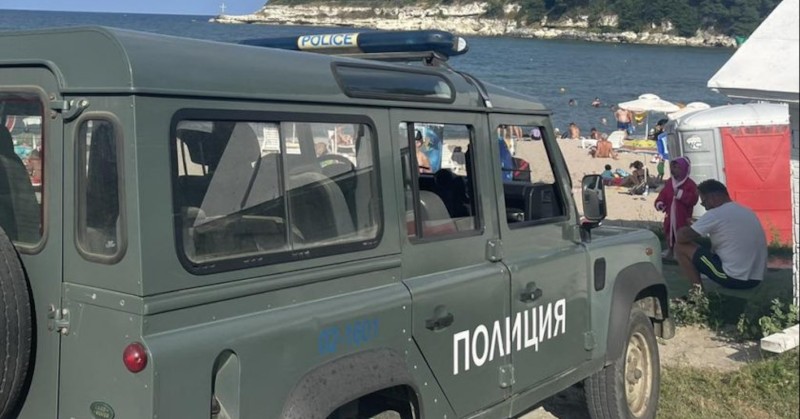 Част от централния плаж в Царево е отцепен заради сигнал