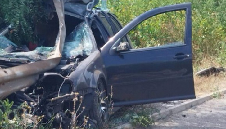 Колата им се е врязала в крайпътната мантинела, която буквално