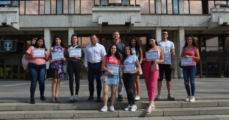Деветнадесет студенти завършиха успешно своя стаж в Община РусеЧаст от