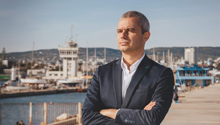 Активисти на ''Възраждане'' опитват да влязат в голям хранителен магазин