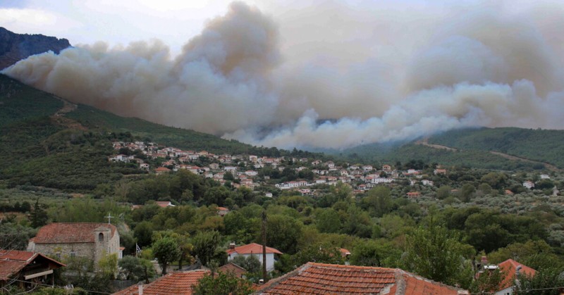 Стихията е под контрол, но усилията за пълното ѝ потушаване