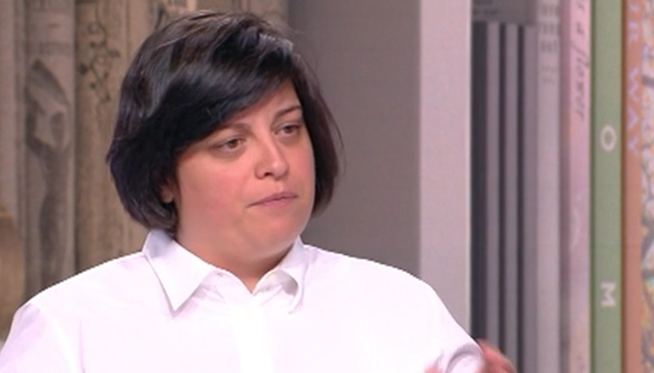 Според нея автомобилът, който е спрял край пътя и в