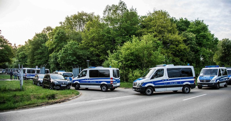 Горски пожар избухна край Берлин след експлозии в помещения за