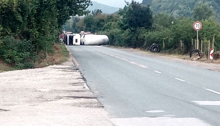 Автобус и цистерна се обърнаха на пътя след ботевградското село