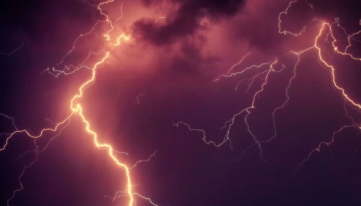 Двамата били ударени от мълния, докато са чакали да спре