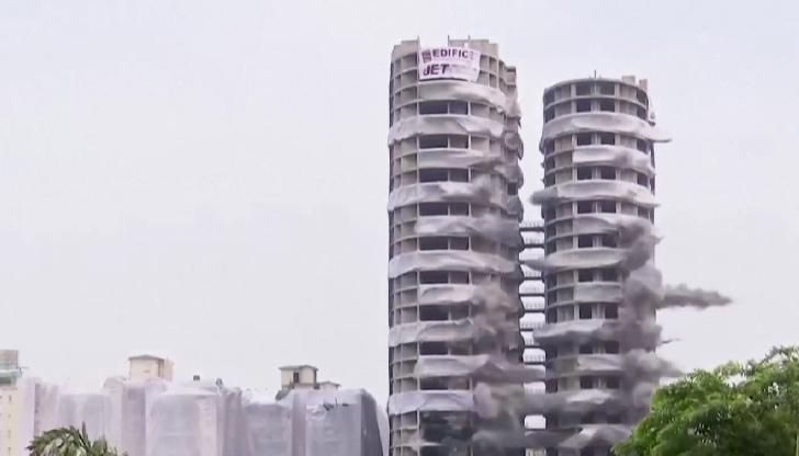 Разрушиха два незаконно построени небостъргача в Индия за по-малко от