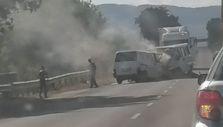 В болница са откарани трима, починалите са четиримаТежката катастрофа е