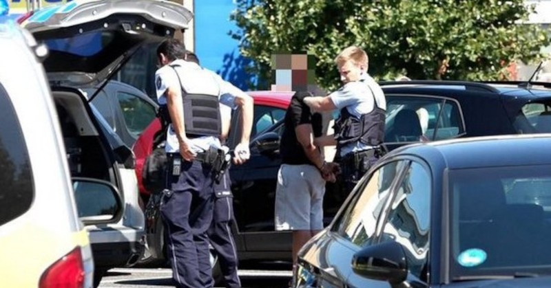 Мъжът вдигнал колата с крик, съучастникът му успял да избягаКатализаторите