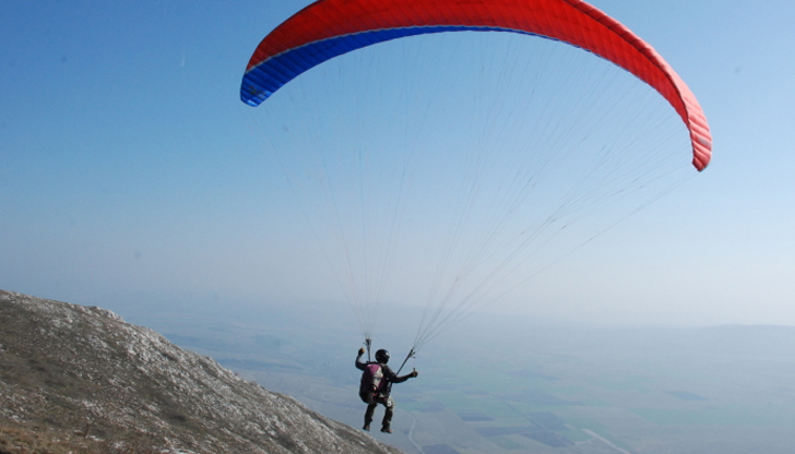 Парапланерист е контузен при падане на летателното устройство вчера в