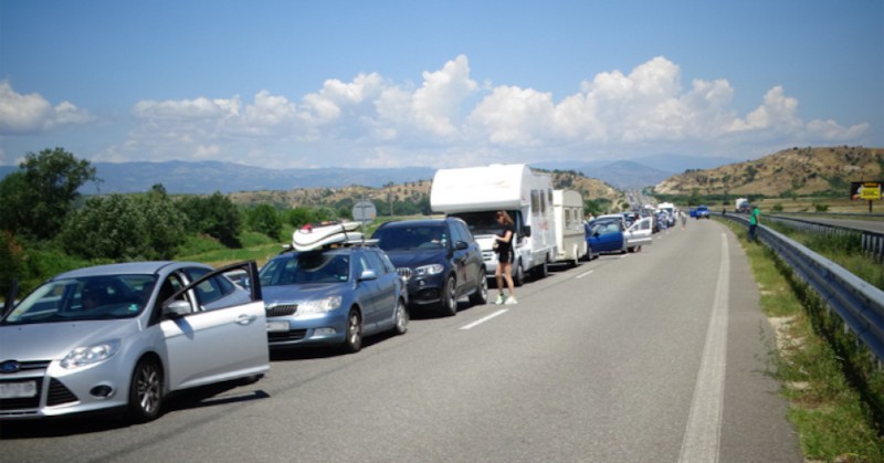 Чака се повече от часКилометрична опашка от коли се е