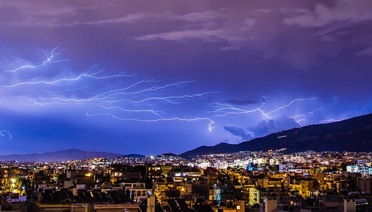 Мълния удари 18-годишно момиче в Приморско.Младата жена е в кома