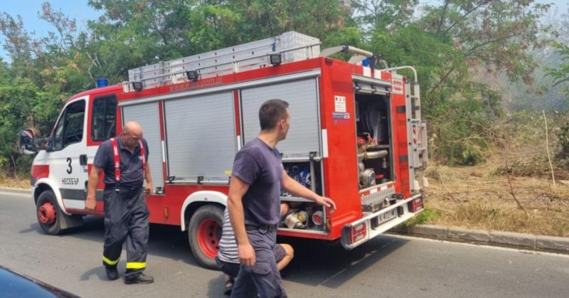 Пожар гори между сградите в кв. "Черно море" в НесебърЗапалили