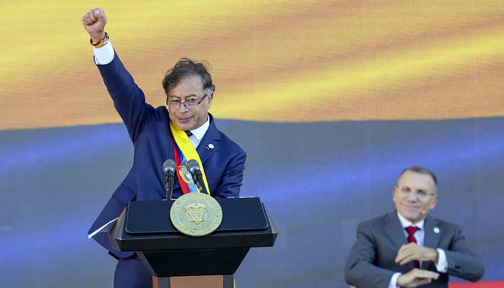 Новият президент вдига юмрук в края на речта си по