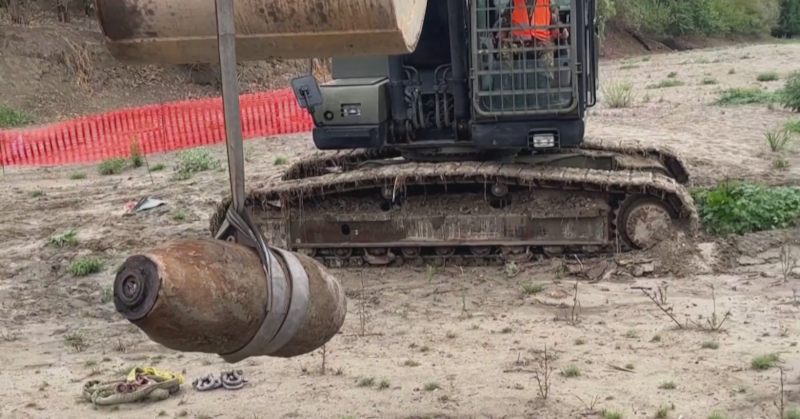 Невзривеният снаряд тежи 450 килограмаГорещините, обхванали Европа това лято, донесоха