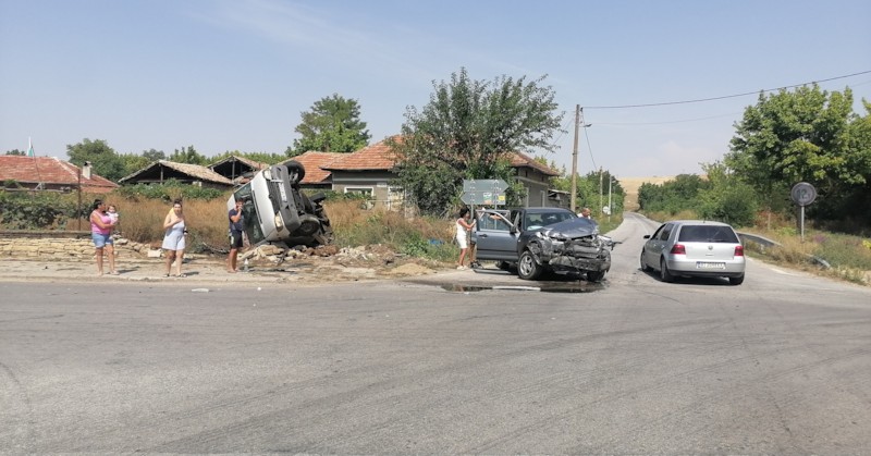Двама тийнейджъри са пострадали при катастрофа в село Обединение, община