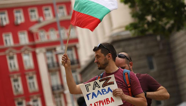 Сряда вечер под прозореца на президентството ще се проведат три