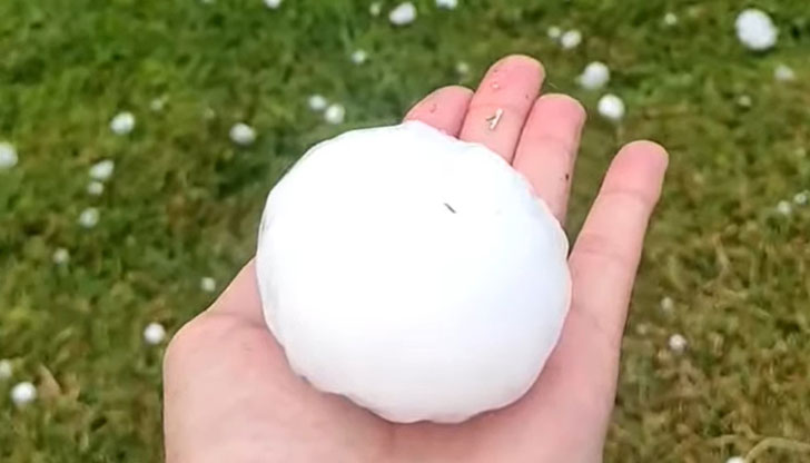 Малко дете почина, след като беше ударено от огромен леден