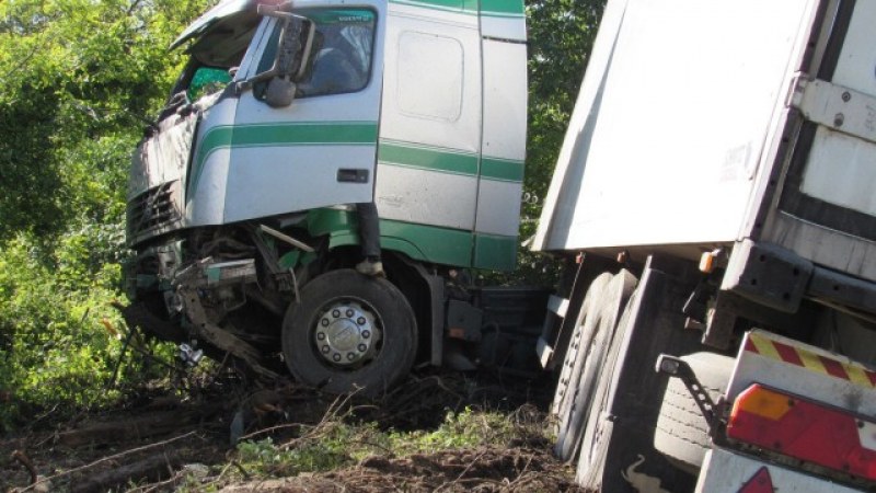 Шофьорът е пострадал с контузни рани в областта на гърдитеНа