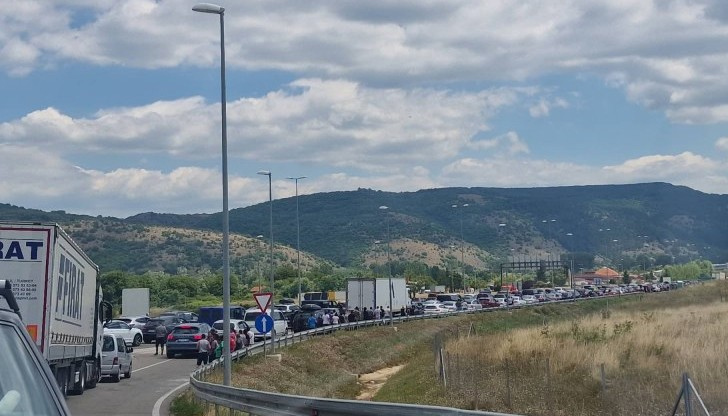 Стотици чакат в жегите за обработка на документиВ сезона на