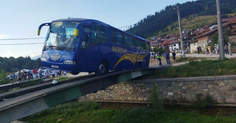 Автобус аварира на понтонен мост в КопривщицаИнцидентът е станал около