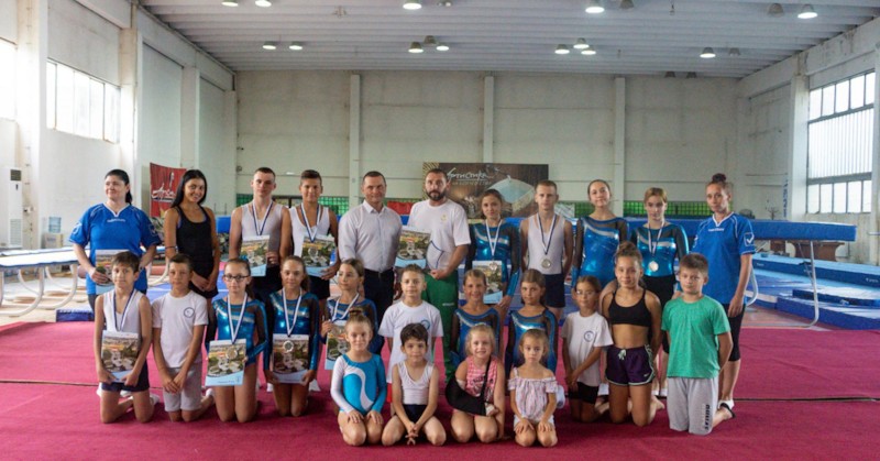 Медали с герба на Община Русе и поздравителни адреси връчи