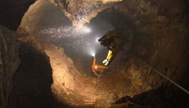 В продължение на няколко часа издирваха мъж, пропаднал в пропаст