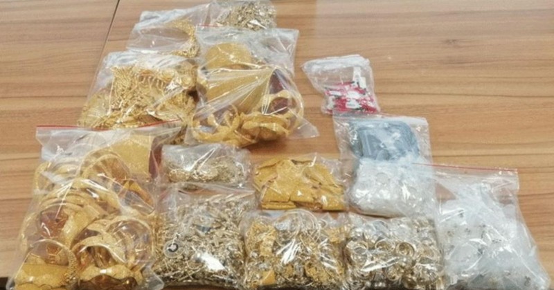 Шофьор е укрил в бельото си три плика със златни