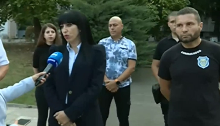 Близки и приятели на загиналите в Бургас полицаи продължават да