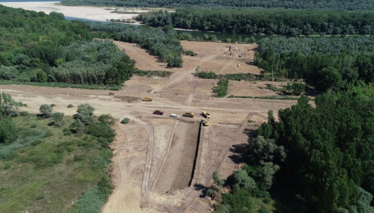 Съоръжението е в западната част на резервата, следвайки контура на