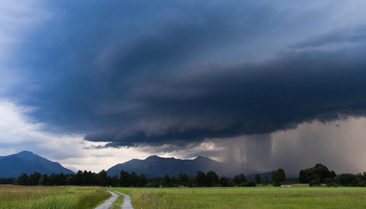Утре до обяд над по-голямата част от страната ще е