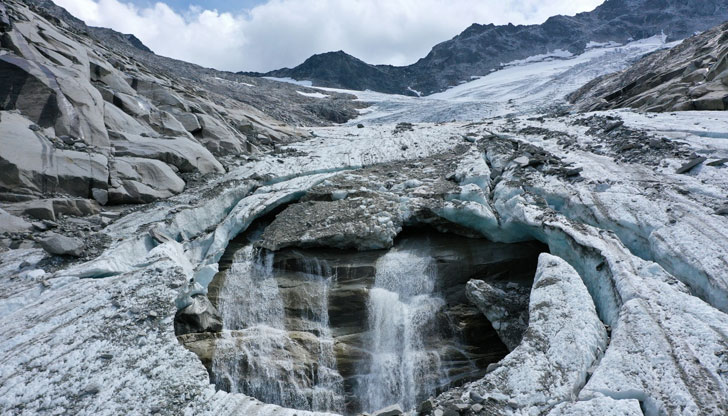 Те са по-малки и с относително тънко ледено покритиеГлетчерите в