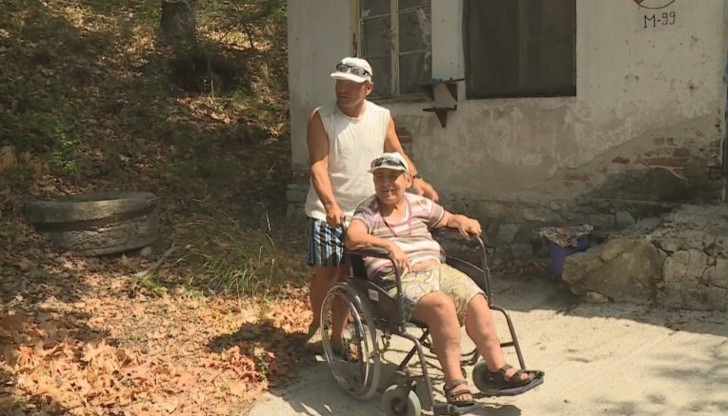 Семейство с инвалиди от Сандански живее без ток и без