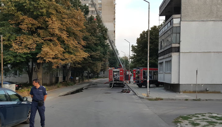 Жителите на сградата са евакуираниВъзрастна жена загина при пожара в