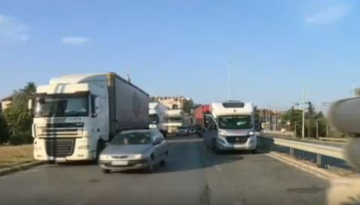 Блокирана е изцяло отсечката по булевард "България"Отново километрично задръстване към