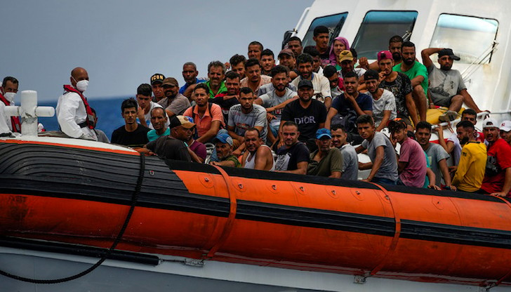Германският спасителен кораб "Сий ай 4", превозващ 87 мигранти, се