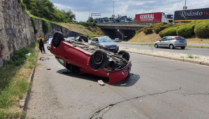 Лек автомобил „Рено Меган“ се обърна по таван при катастрофа