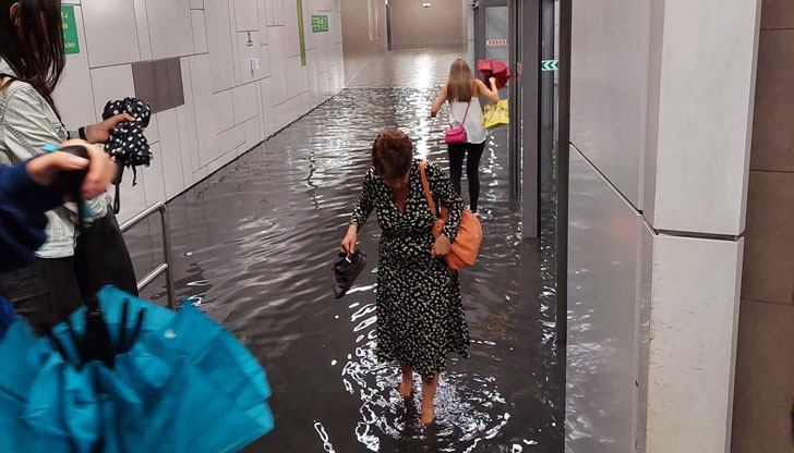 Дъждът във вторник вечерта наводни станция на метрото в София.В