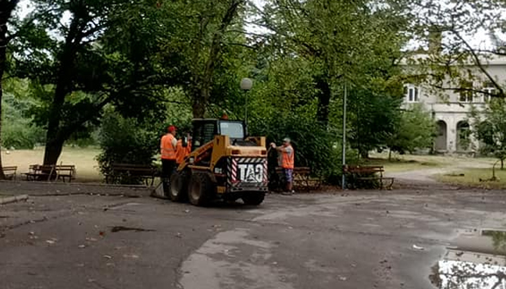 Днес, 15.08.22г. в 9:15 часа ПЕТ човека/работници/ слагаха едно бетонно