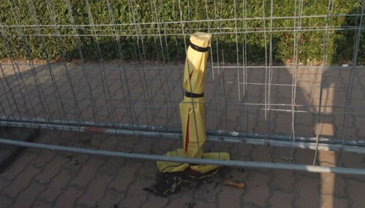 Инцидентът е станал на оживена улицаУличен стълб падна върху паркиранакола