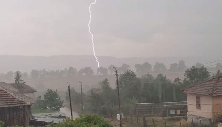 Мълния падна в Северозападна БългарияСамо преди минути мощна буря се