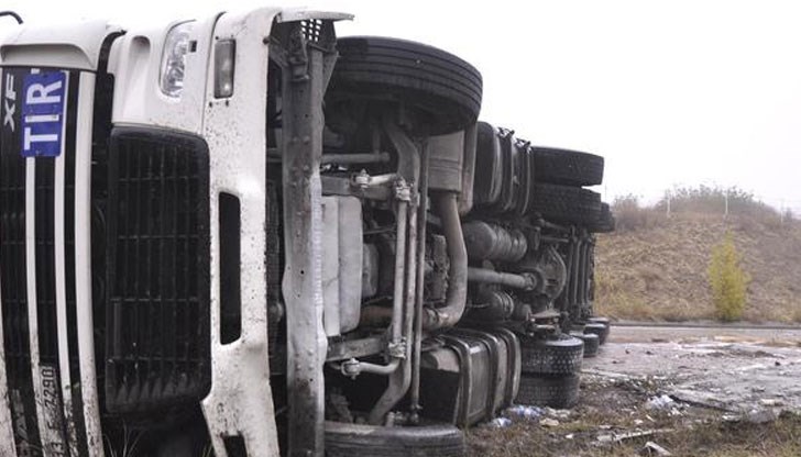 Камионът се блъска в мантинелата, излиза извън пътното платно и